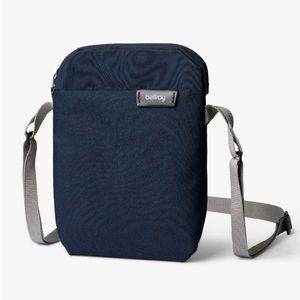 NWOT Bellroy City Pouch Bag, Navy